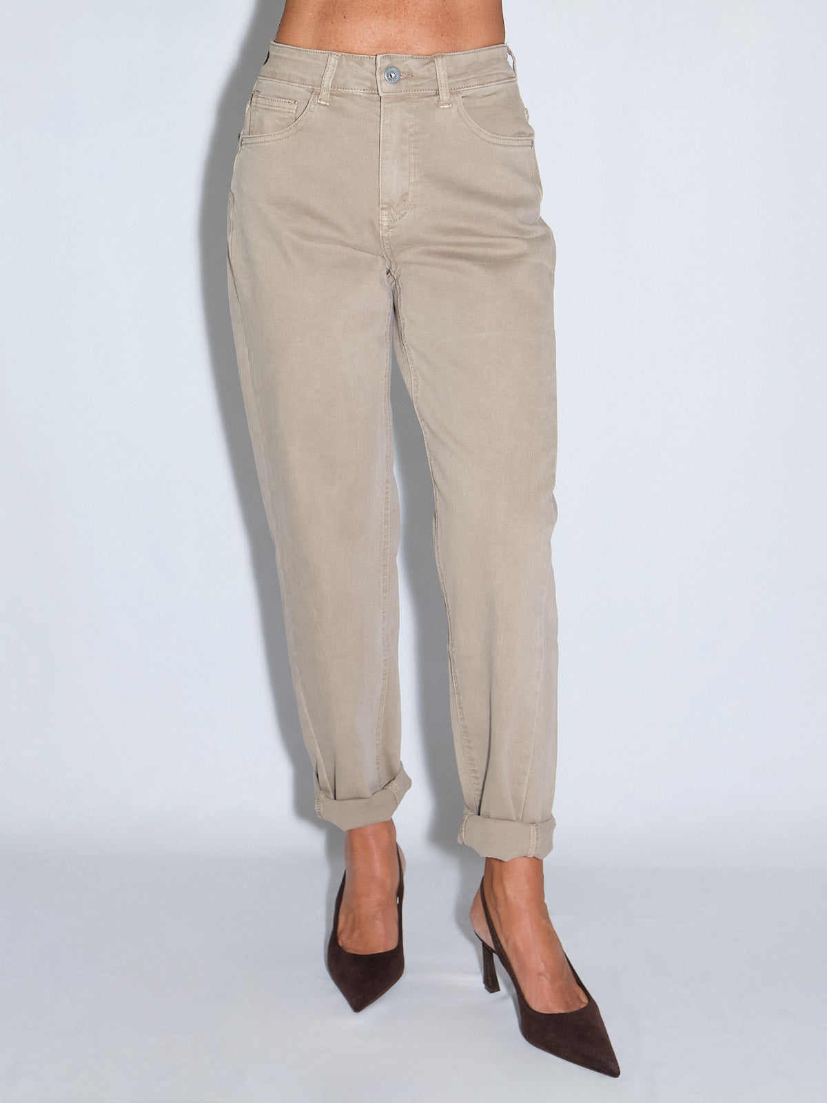 Pantalone gamba dritta beige, push up elasticizzato, vestibilità speciale, 98% cotone, 2% elastan.