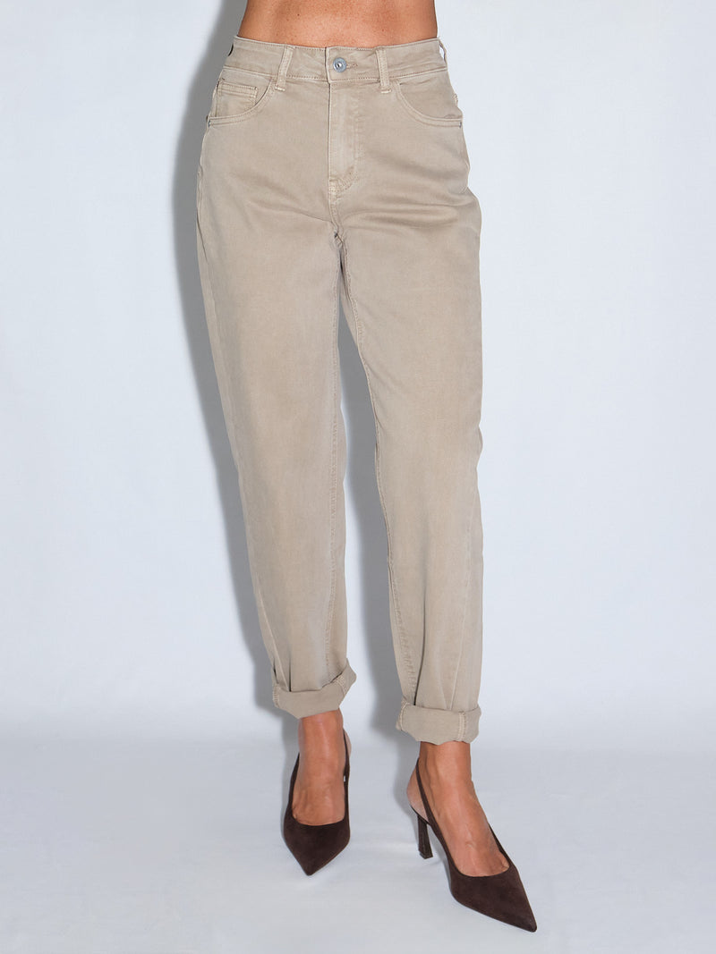Pantalone gamba dritta beige, push up elasticizzato, vestibilità speciale, 98% cotone, 2% elastan.