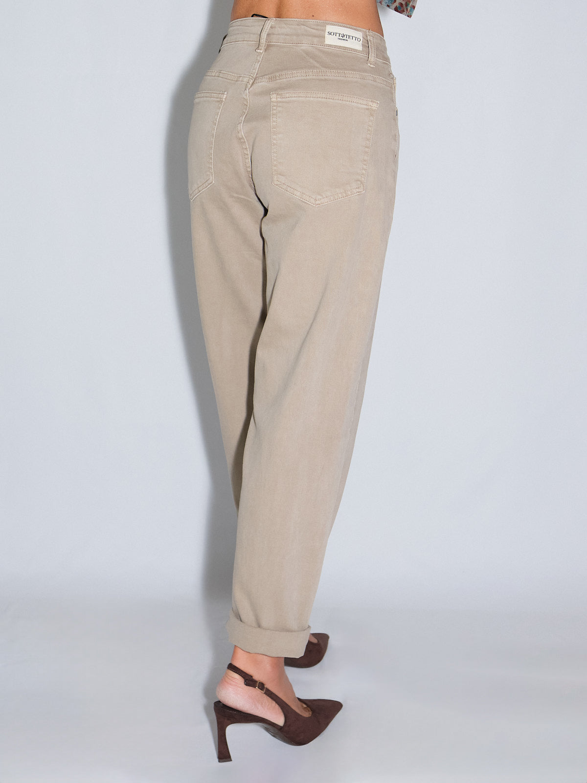 Pantalone gamba dritta beige, visione posteriore con vestibilità speciale e dettagli push up.