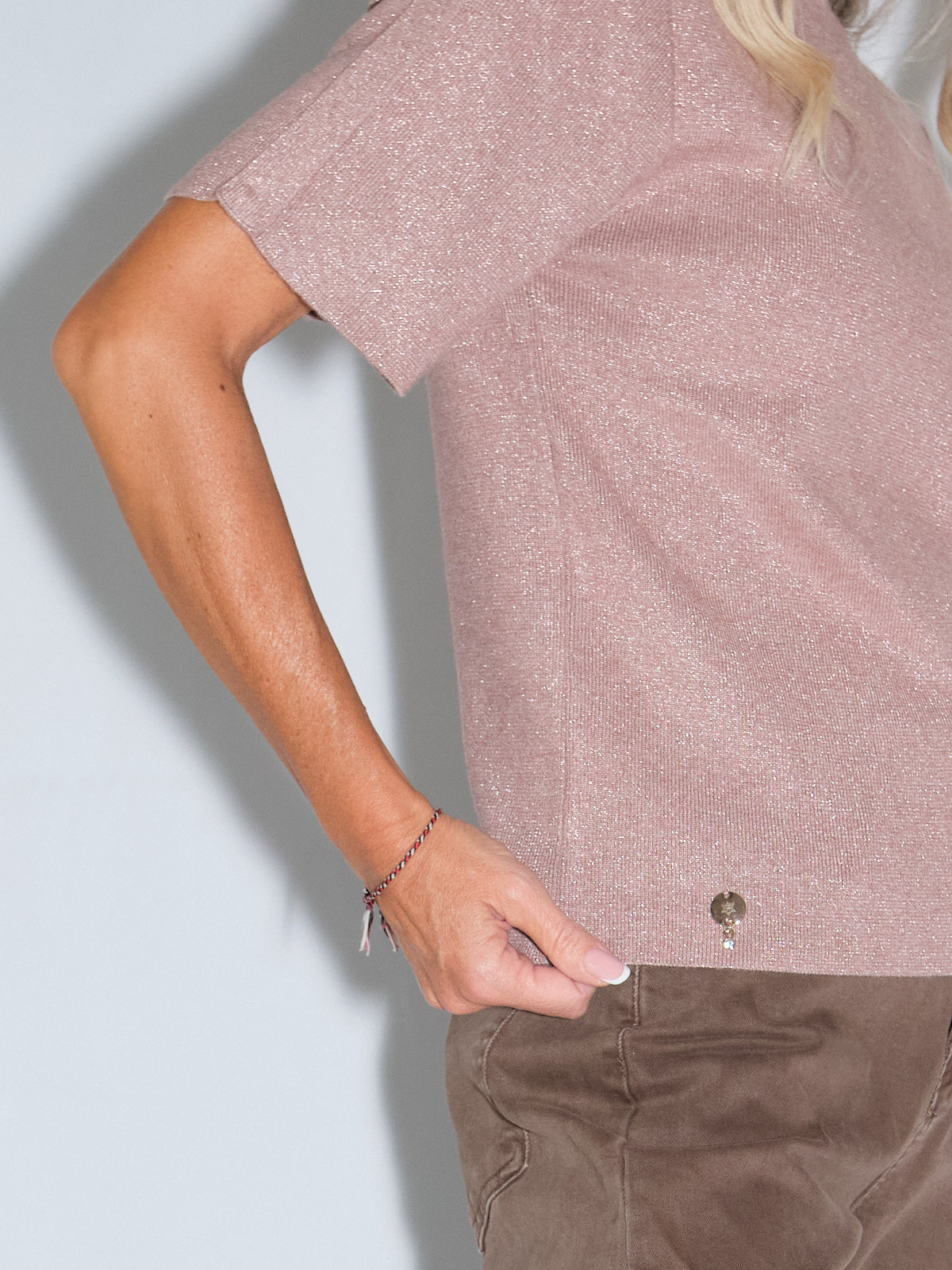 Girocollo mezza manica lurex in rosa, un capo versatile e trendy per il guardaroba, dettagli e materiali eleganti.