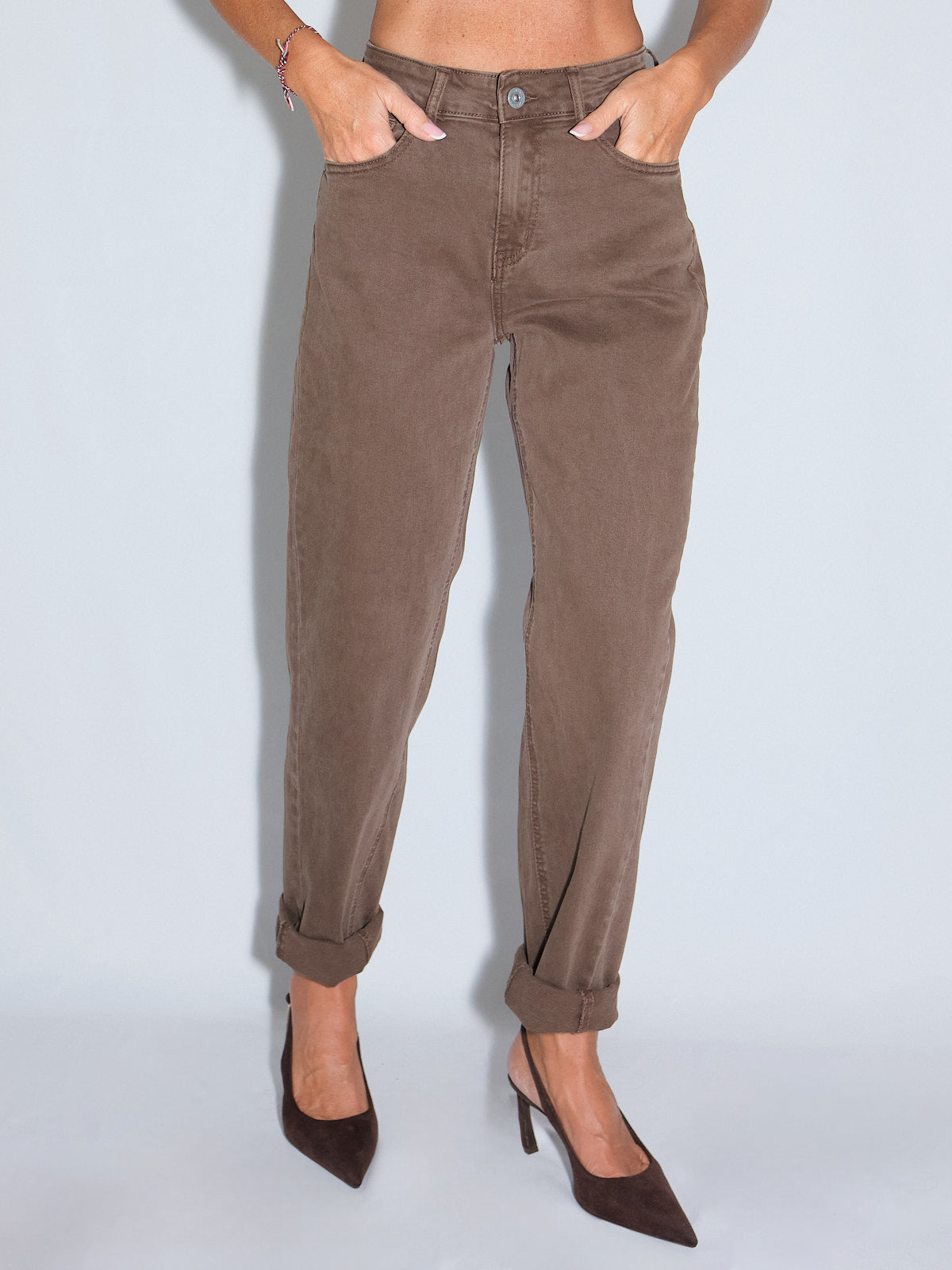Pantalone gamba dritta in beige e cioccolato, push up elasticizzato con vestibilità speciale.