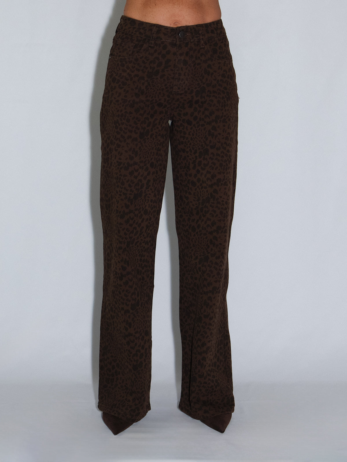 Pantalone effetto balloon in stampa leopardata, vita alta e confortevole, perfetto per un look stiloso.