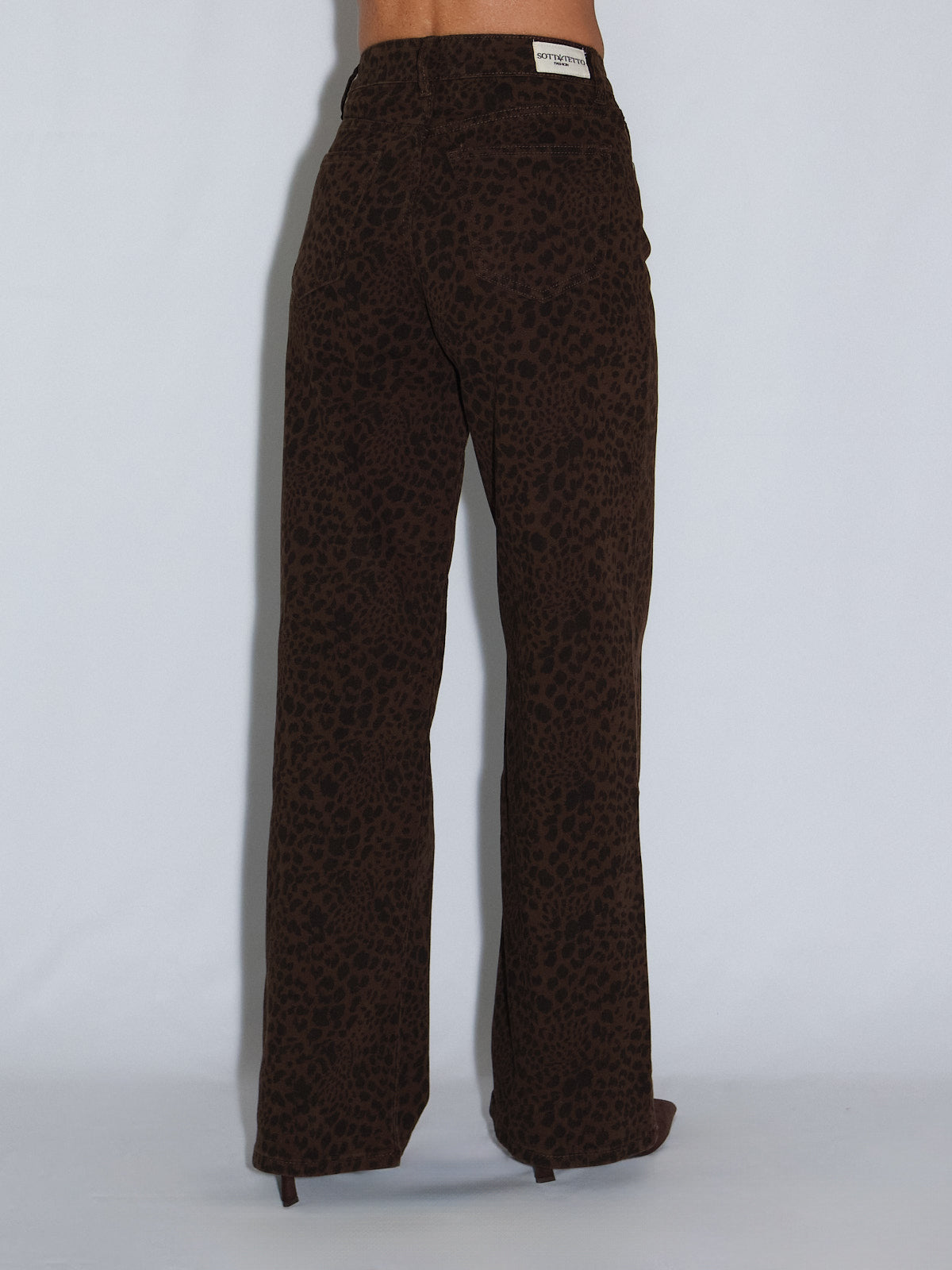 Pantalone maculato, pantaloni palazzo con stampa maculata, vista posteriore, vita alta e fit comodo.