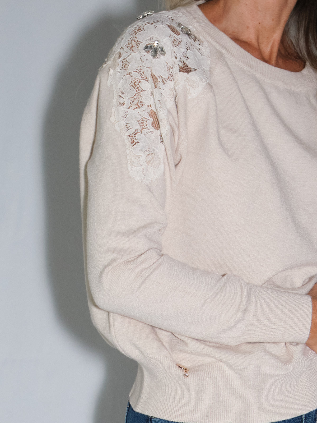 Maglia con inserti in pizzo, maglia girocollo con pizzo e fiori in Swarovski, look romantico e stiloso.