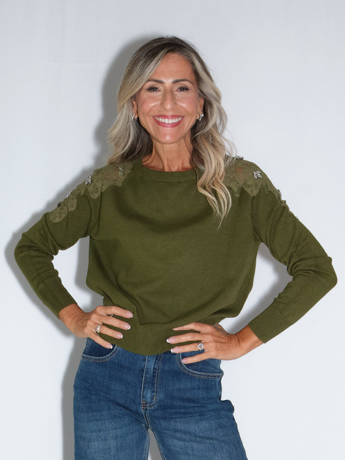 Maglia con inserti in pizzo, maglione girocollo verde con pizzo e applicazioni di fiori in Swarovski.