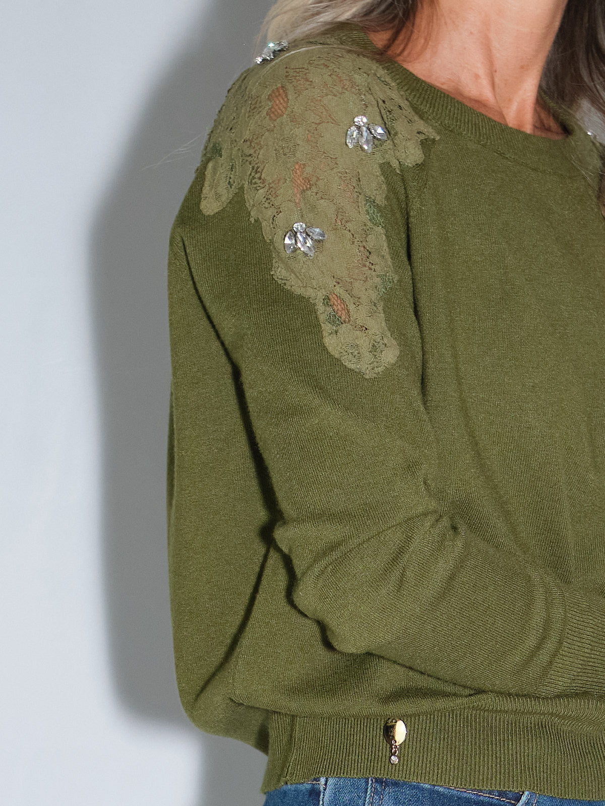Maglia con inserti in pizzo con dettagli in pizzo e fiori Swarovski, stile romantico e comodo.
