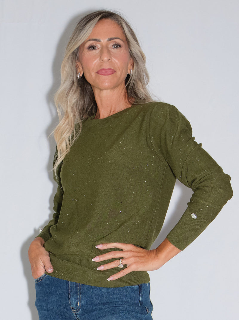 Girocollo manica lunga lurex in verde olio con dettagli di bottoncini e fit morbido indossato da una donna.