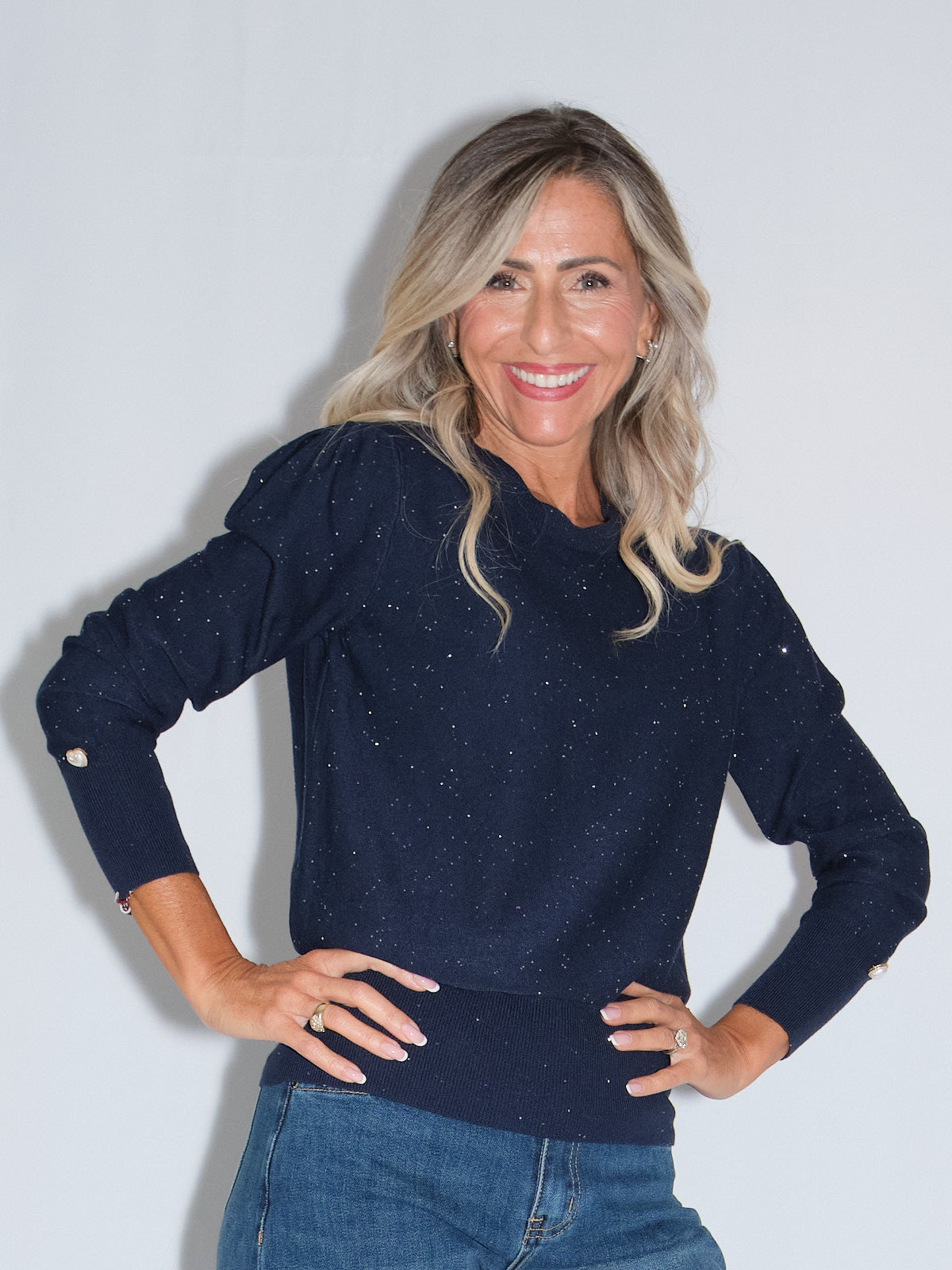 Girocollo manica lunga lurex, maglione blu con dettagli di bottoncini, modello comodo e di tendenza.