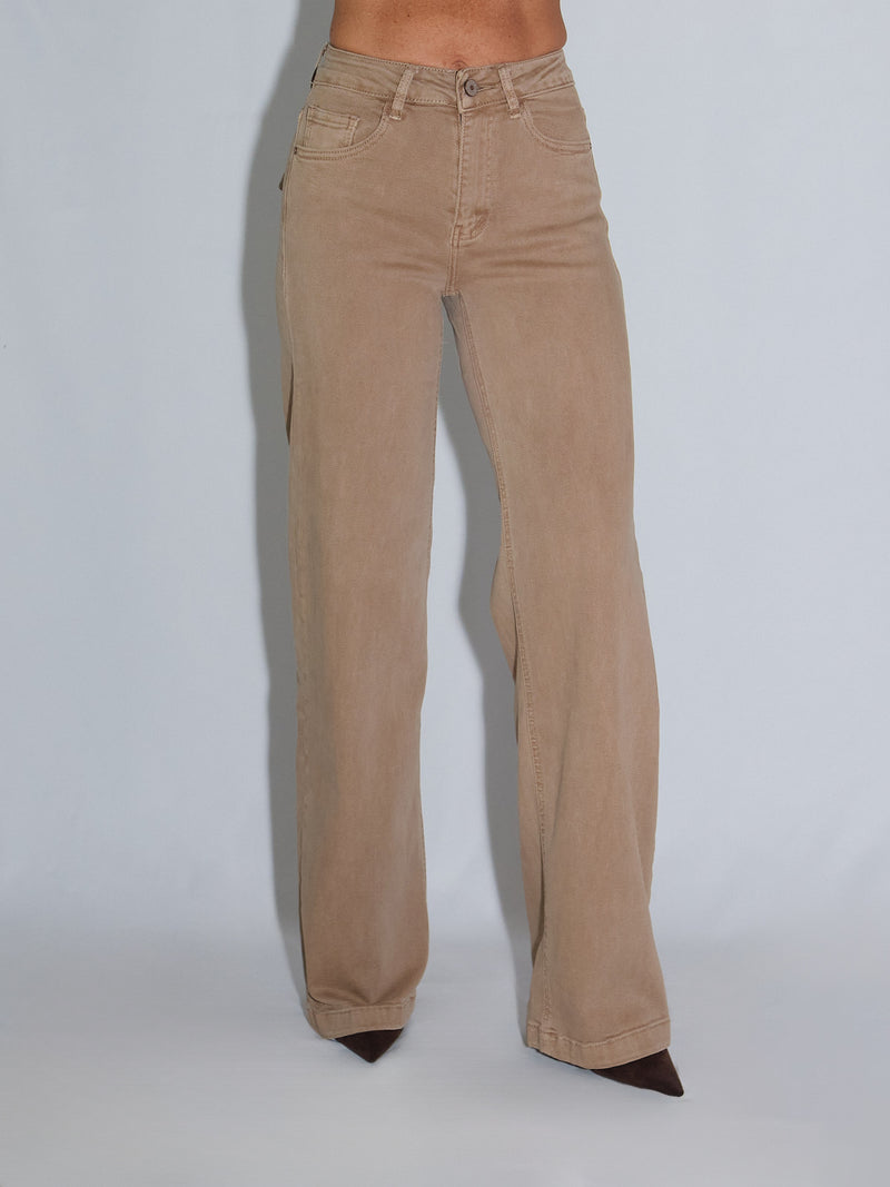 Pantalone con tasche dietro, palazzo elasticizzato e push up con vita alta, colore beige.
