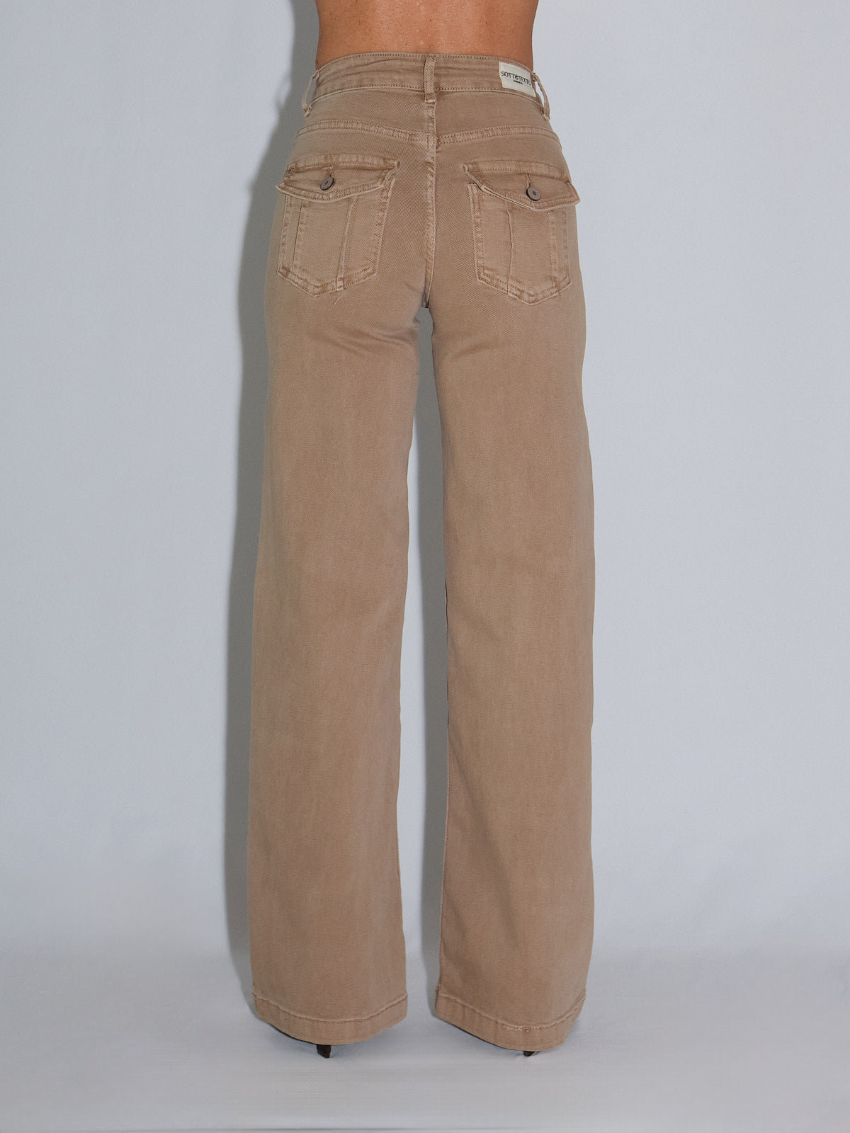 Pantalone con tasche dietro, modello palazzo elasticizzato, alta vita, vista posteriore con tasche posteriori.