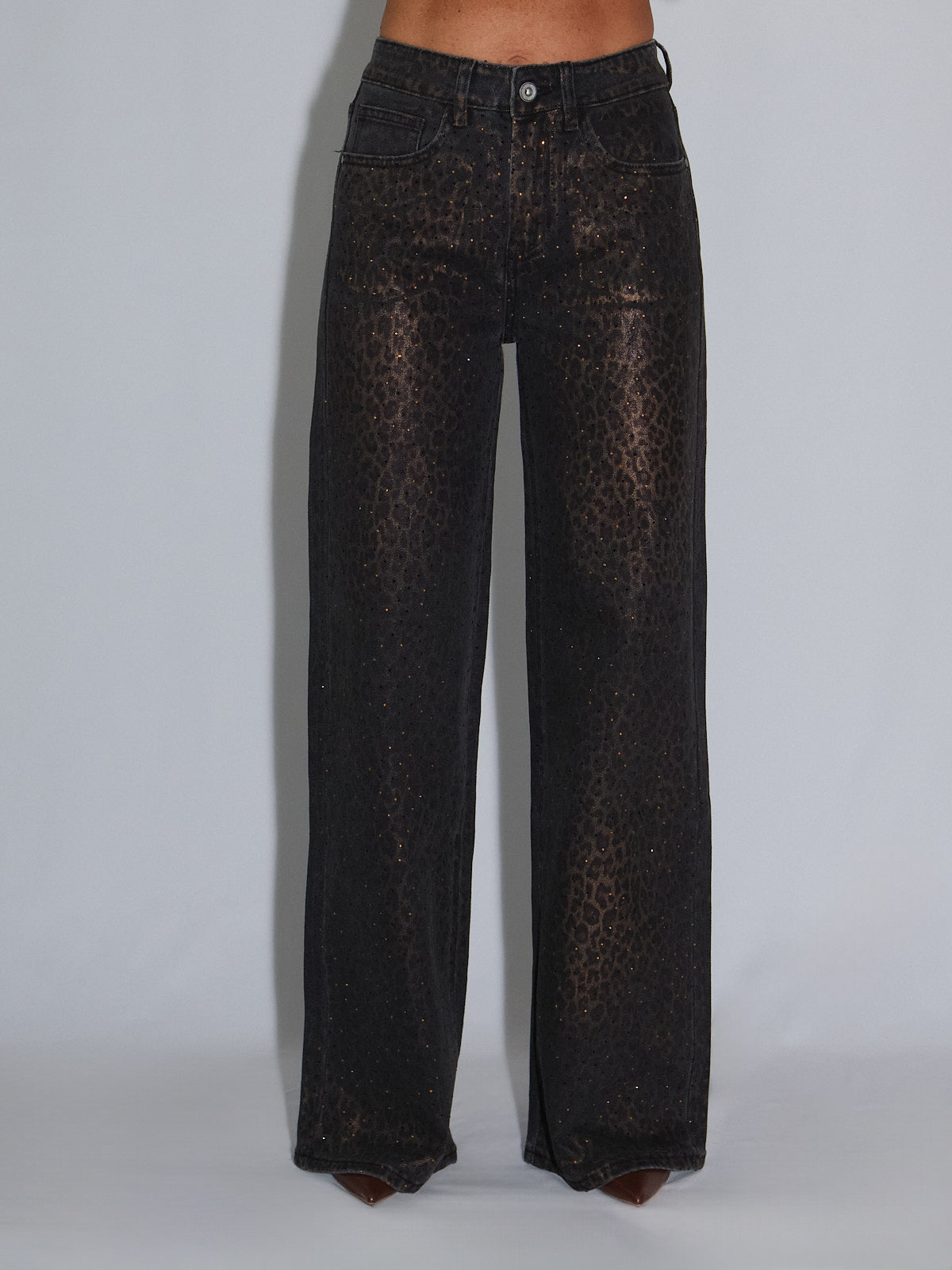 Jeans maculato con swarovski, jeans push up con dettagli maculati e borchiette oro, vita alta e largo alla caviglia.