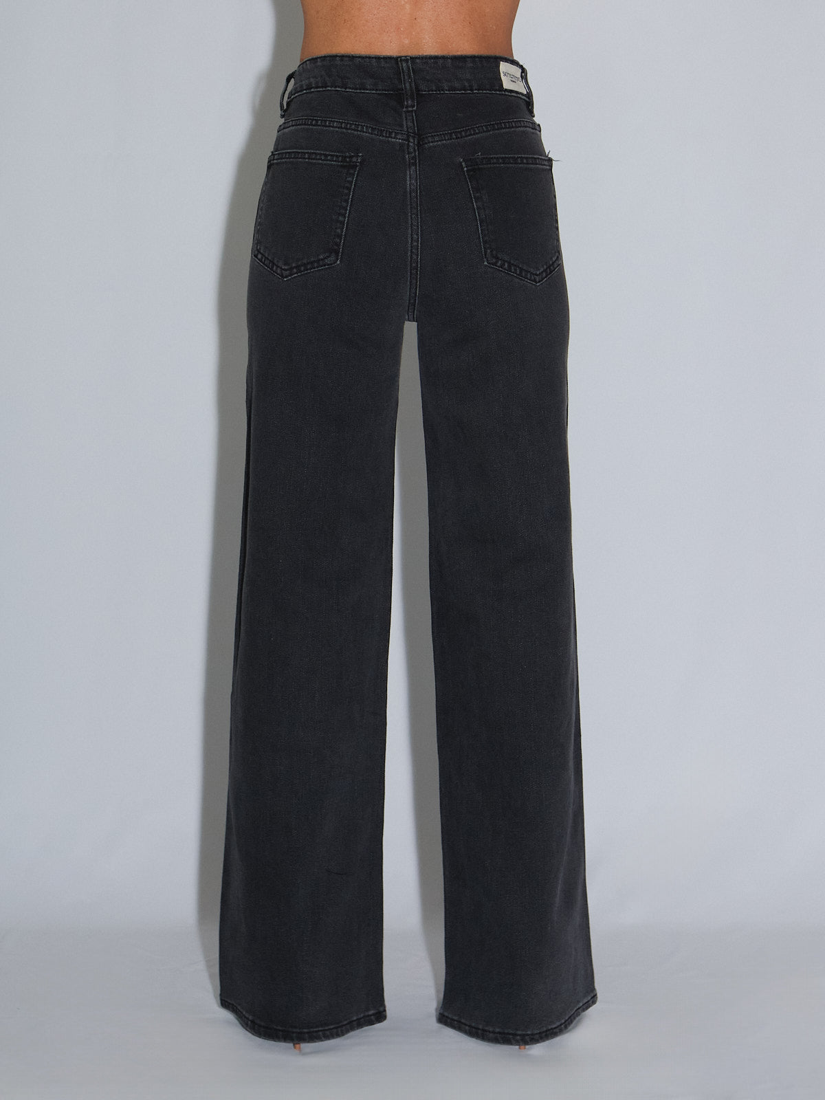 Jeans maculato con swarovski, vista posteriore, elasticizzati e con vita alta, dettagli in oro sulle tasche.