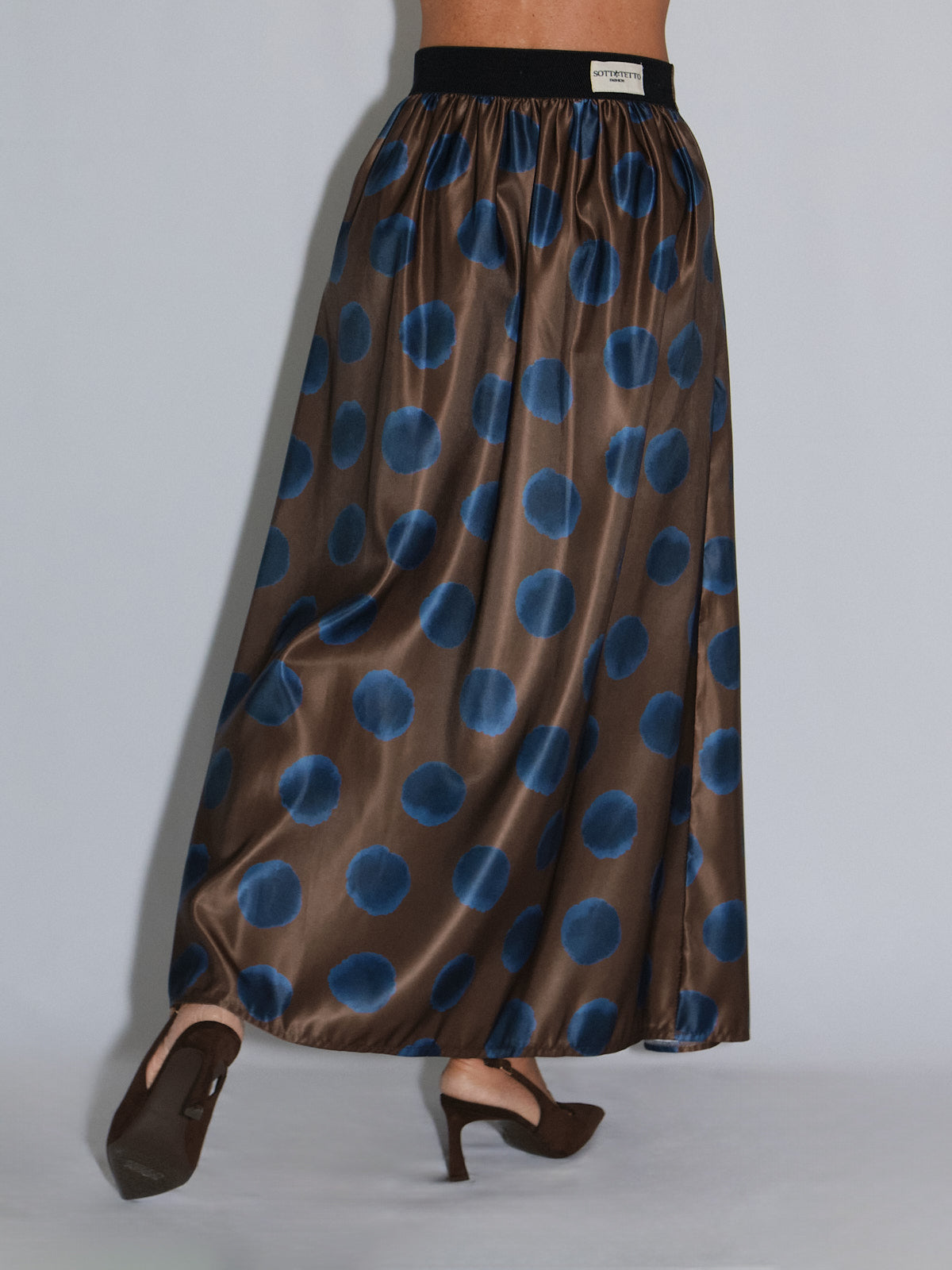 Gonna lunga pois celesti, gonna lunga a pois con elastico, chic e femminile in tessuto satinato.