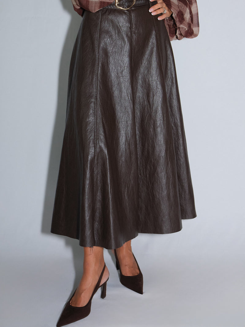 Gonna in ecopelle con cinta, leggermente scampanata e morbida, perfetta per un look quotidiano.