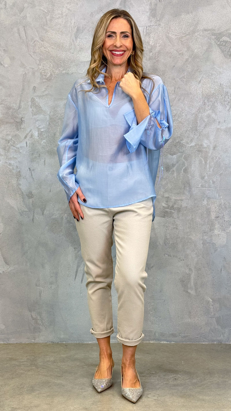 BLUSA CON SPACCHI SULLE MANICHE